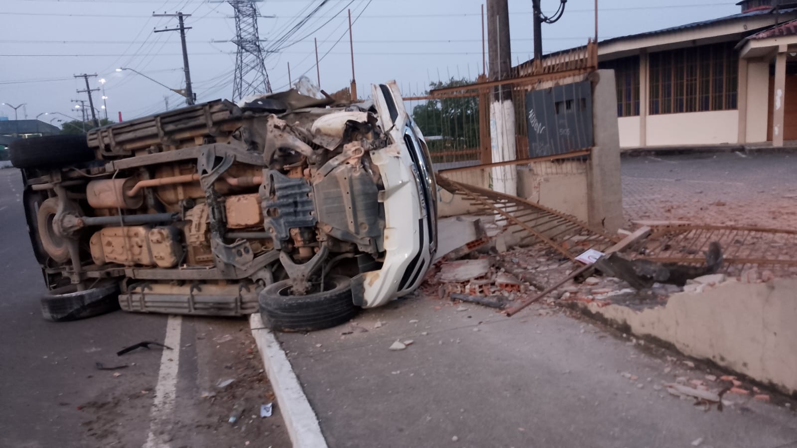 Carro capota e destrói muro de igreja em avenida na Cidade Nova