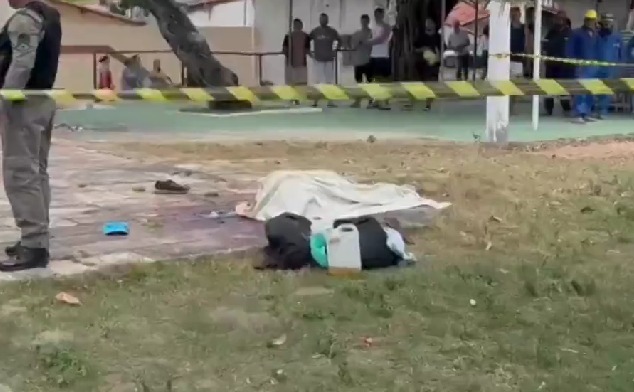 Filho mata pai e arranca a cabeça dele em praça pública