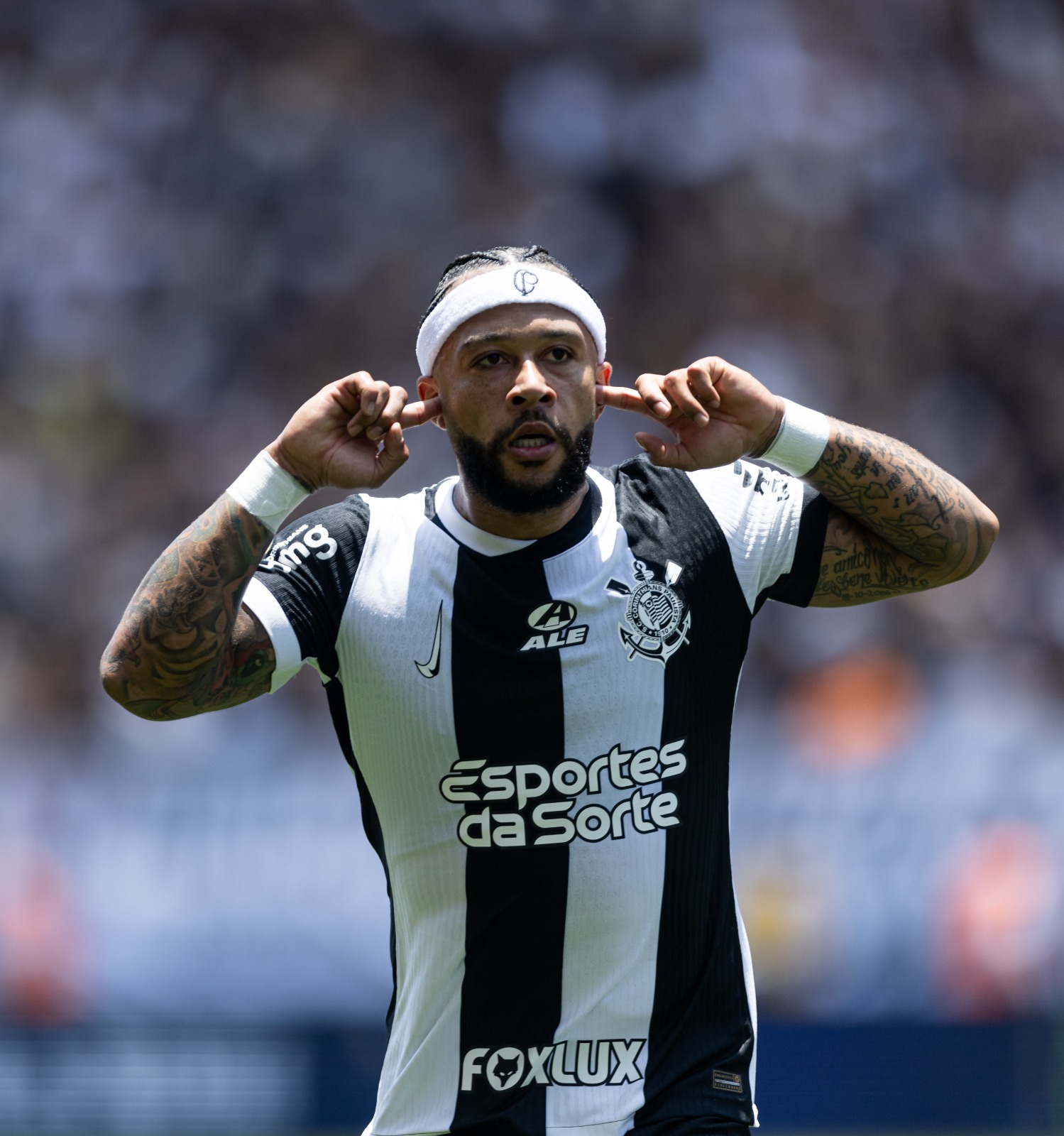 Corinthians vence Cruzeiro no ritmo de Depay e vê Libertadores mais perto