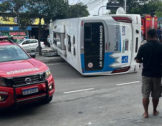 Ônibus tomba em acidente no Rio de Janeiro e deixa 7 feridos