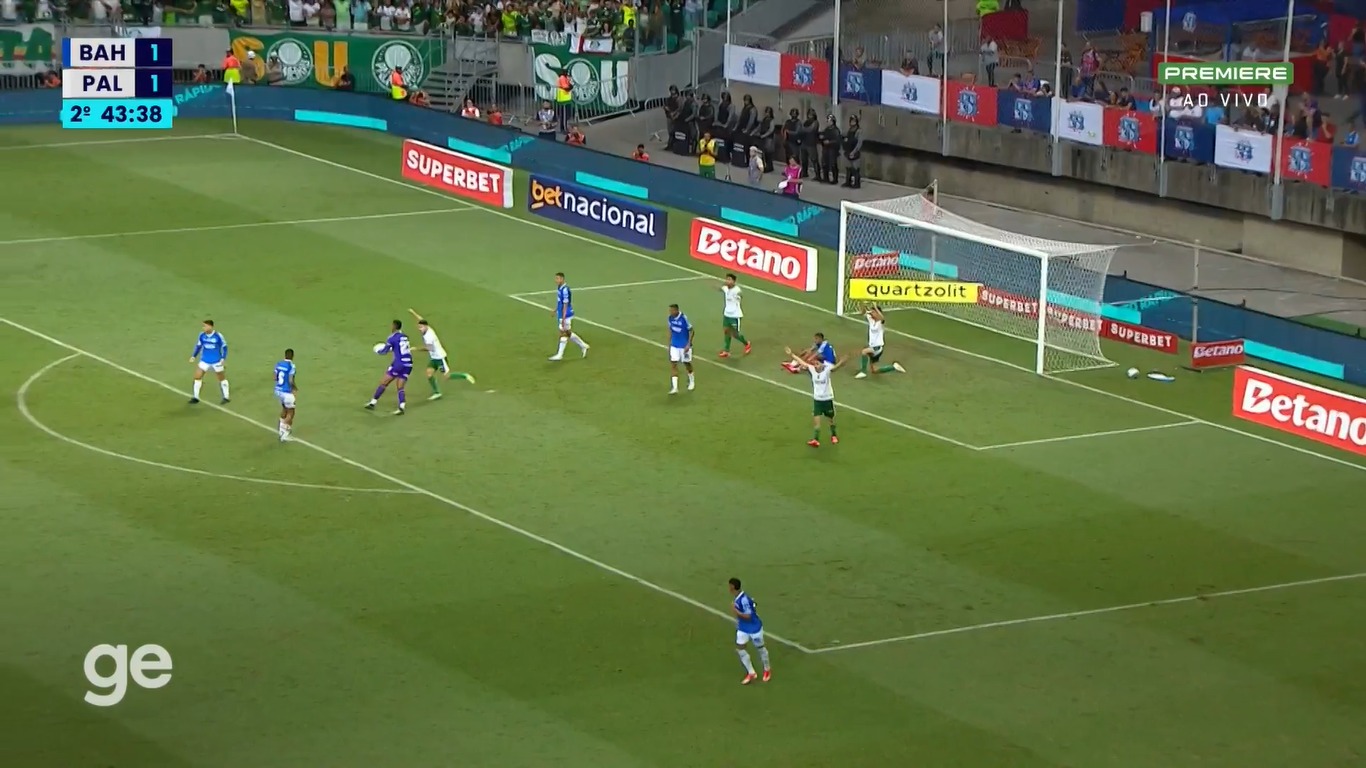 Palmeiras vira sobre o Bahia e encosta na liderança do Brasileirão