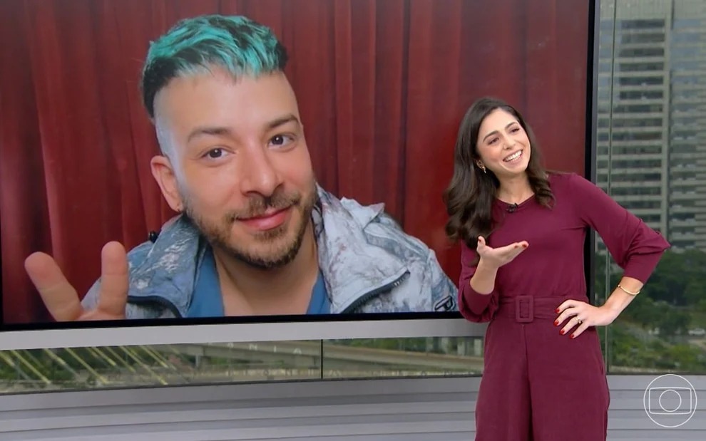 Jornalista da Globo quebra protocolo e tieta Junior ao vivo