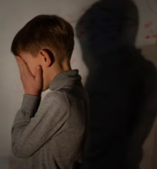 Menino é forçado por colegas de escola a engolir lesma e beber água com cuspe