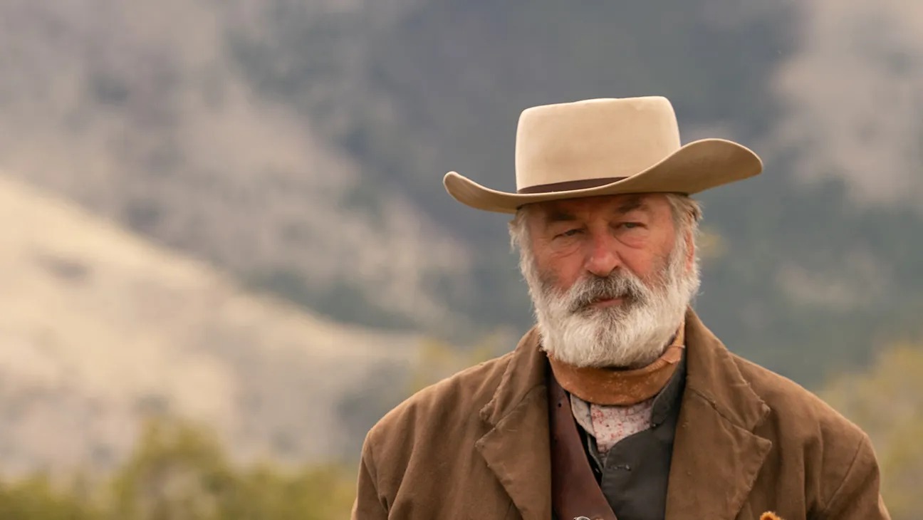 Alec Baldwin é acusado de não se desculpar por morte em set de filme