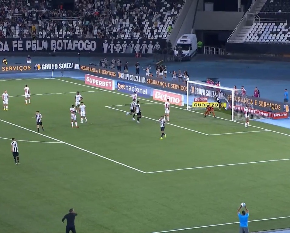 Botafogo empata com Vitória e perde a liderança do Brasileirão