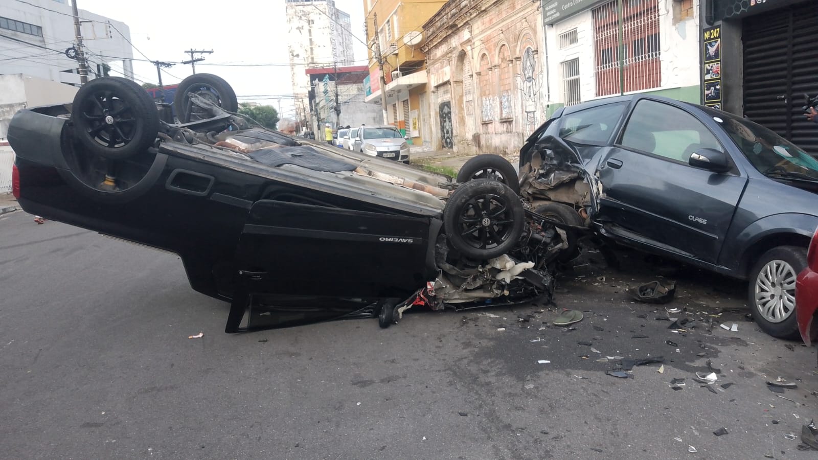 Motorista bêbado capota carro e atinge outros três veículos no Centro
