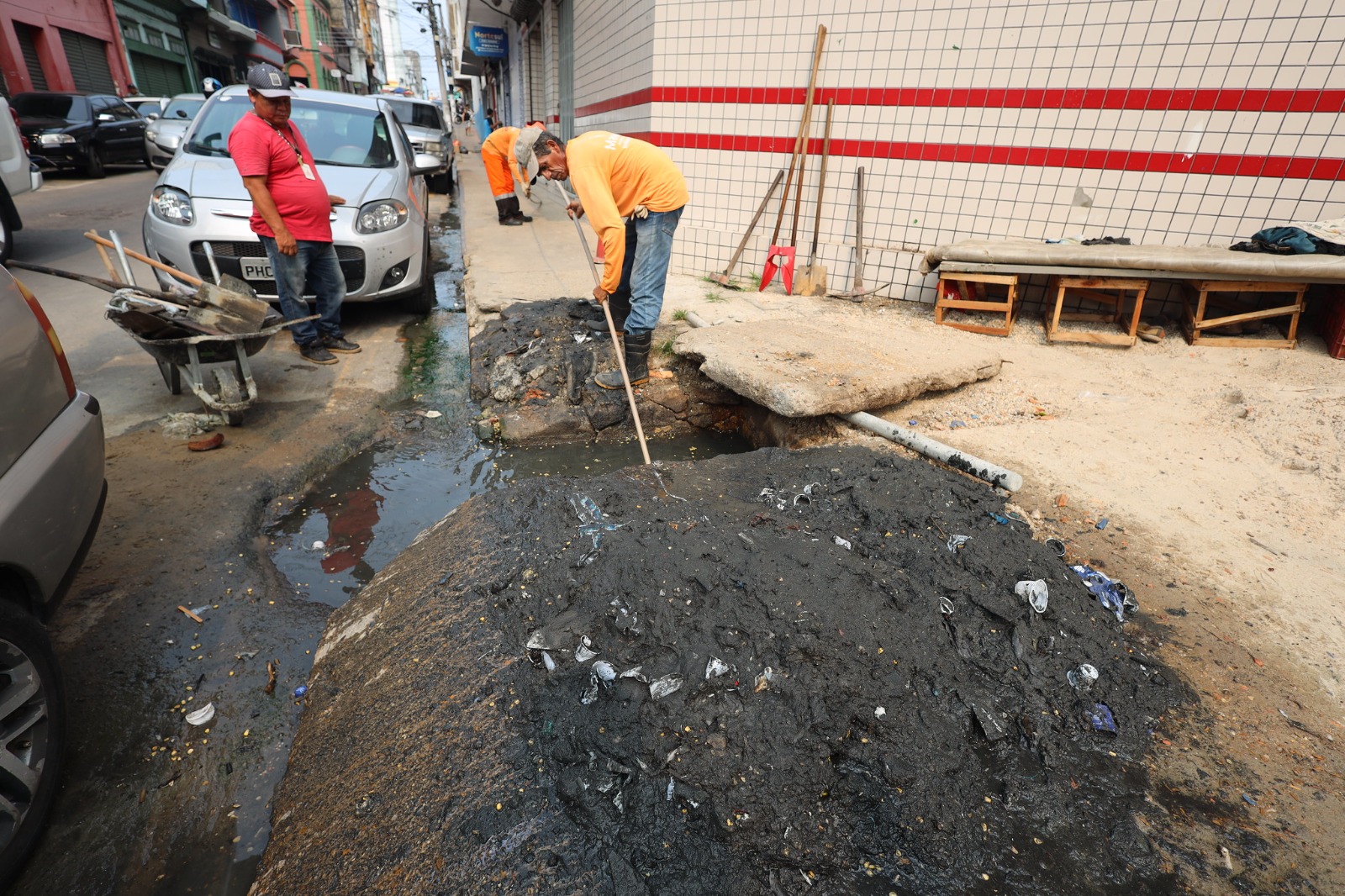 Bueiros recebem serviços de limpeza e desobstrução no Centro