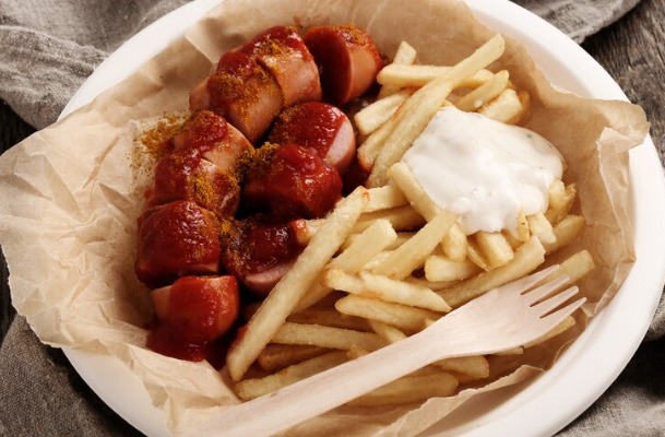 Após comer prato com salsicha, criança morre e pais ficam internados