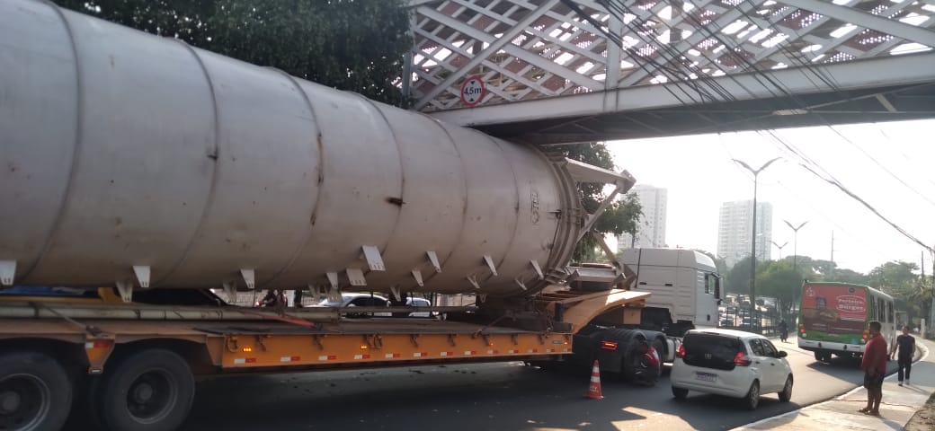 Caminhões ficam presos debaixo de passarela na Ponta Negra
