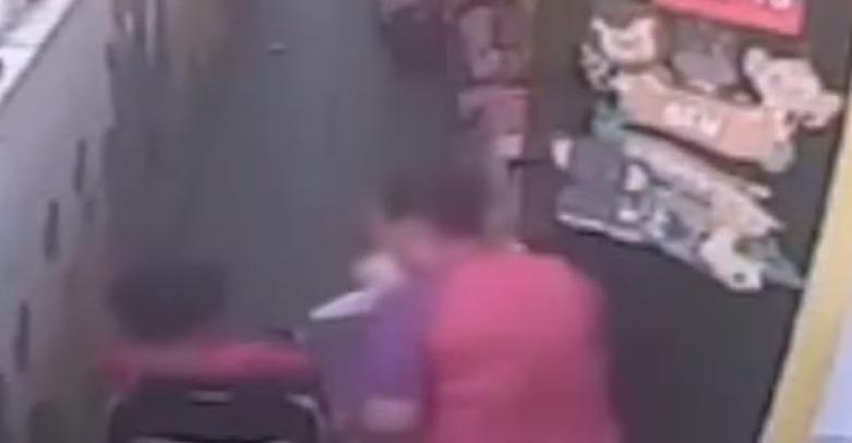 Criança de 4 anos é amarrada em cadeira por funcionária de creche