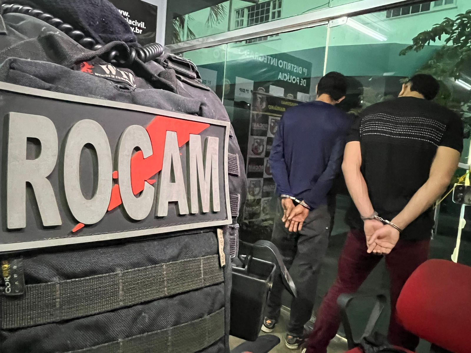 Dupla em moto é presa suspeita de cometer arrastão no Japiim