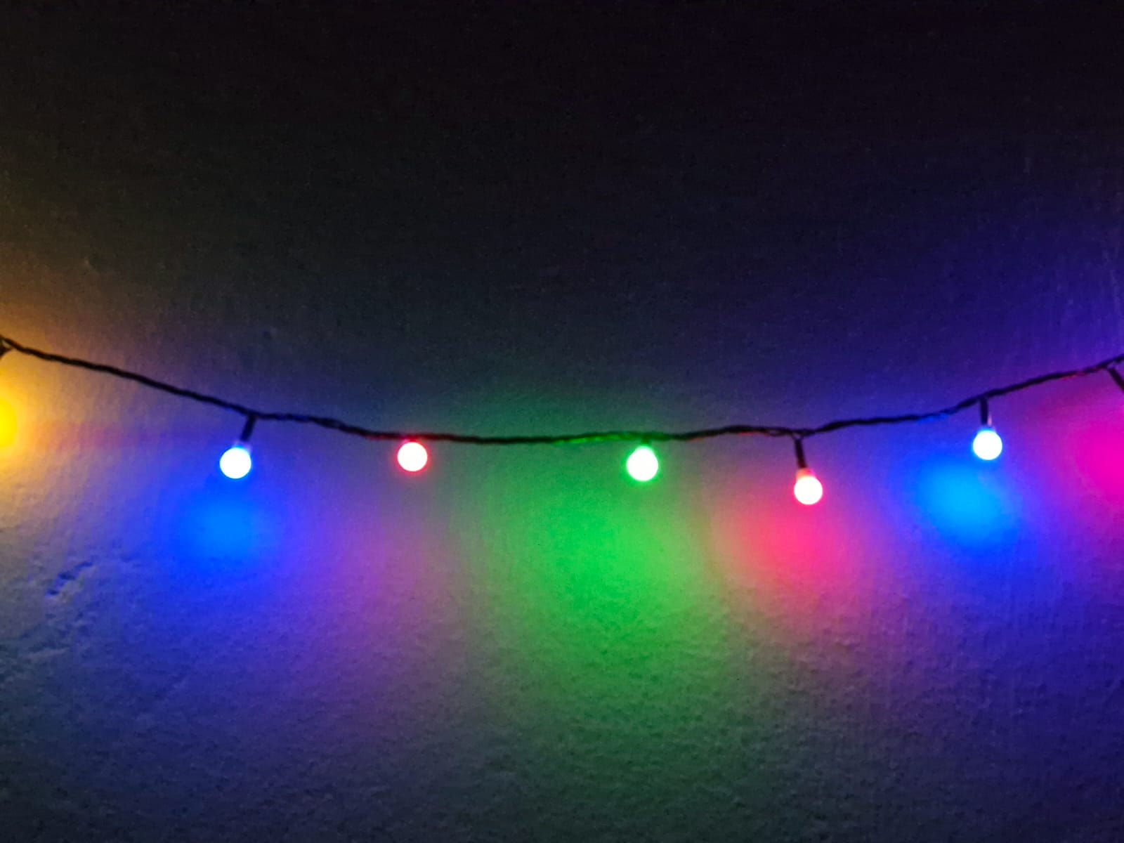 Quer decorar a casa para o Natal? Saiba como economizar na conta de luz com segurança