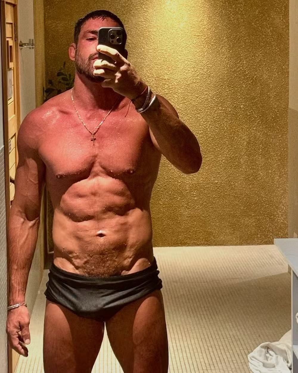 Cauã Reymond sensualiza de micro sunga e 'incendeia' internet; veja