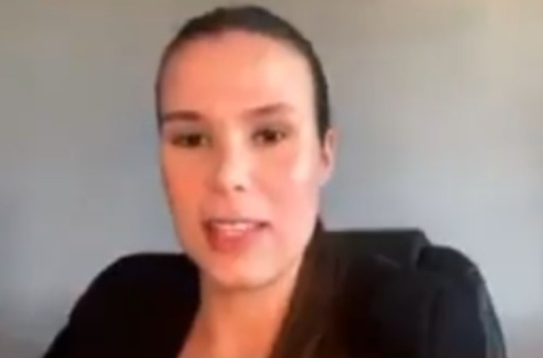 Mulher que viralizou ao não ceder assento vai processar mãe após exposição