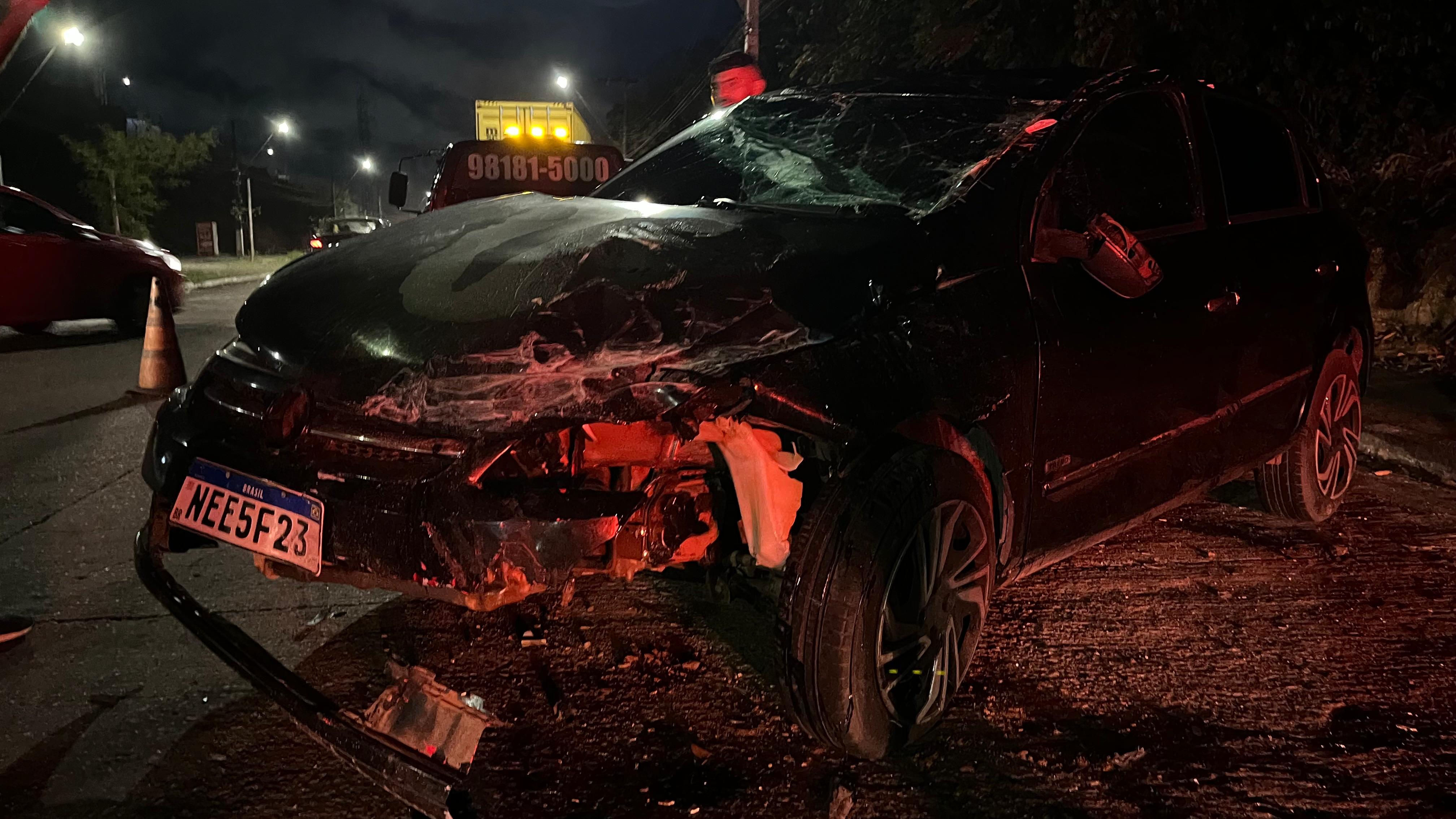 Acidente entre Gol e carro forte deixa duas pessoas feridas no Distrito