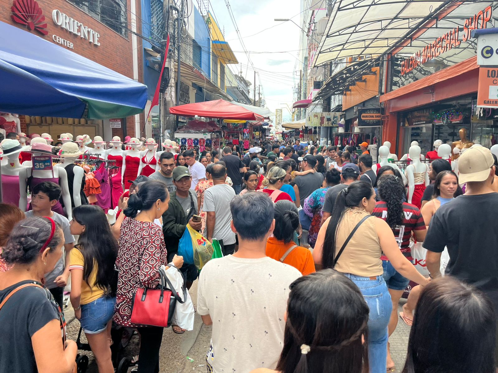 Centro de Manaus tem movimentação intensa a poucos dias do Natal