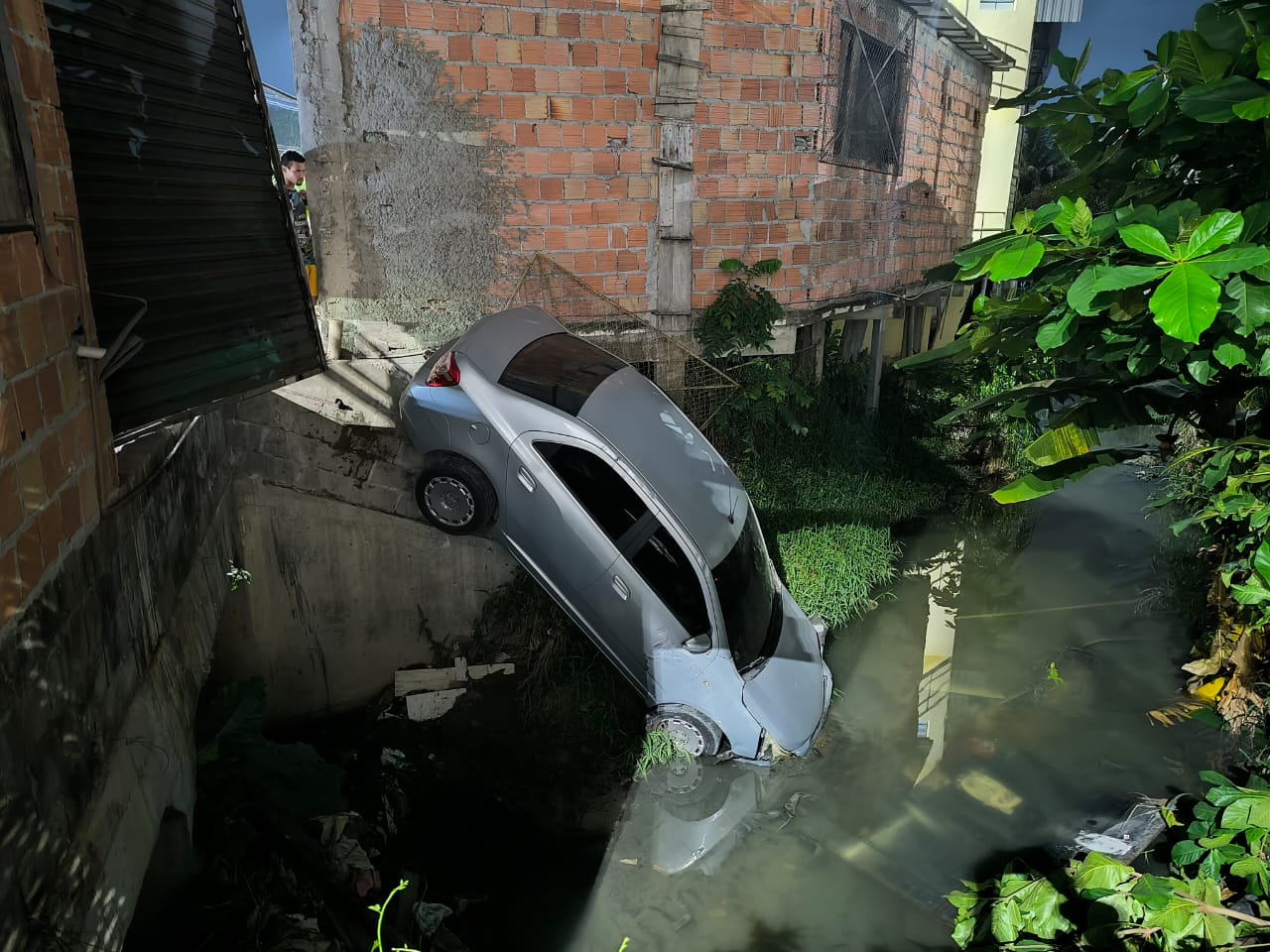 Motorista bêbado despenca com carro dentro de igarapé no Novo Aleixo