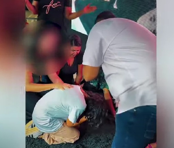 Pastor é denunciado após vídeo em culto promovendo 'cura gay' em adolescente