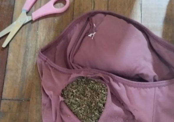 Mulher é flagrada com maconha na calcinha e acaba presa