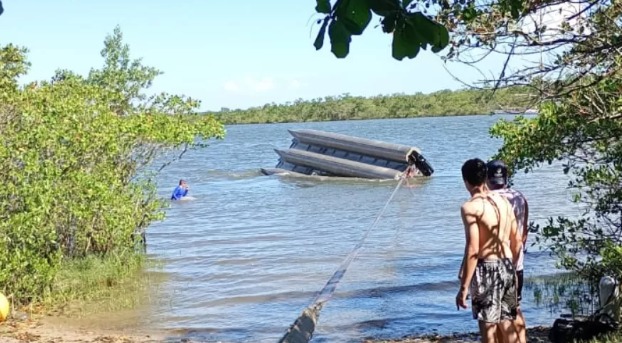 Bebê desaparece no mar após barco virar e é encontrado com vida
