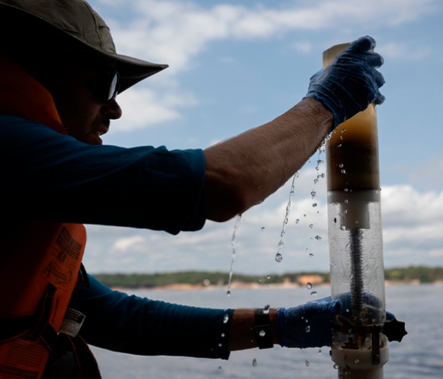 Estudo identifica contaminação por coliformes e mercúrio no Rio Negro