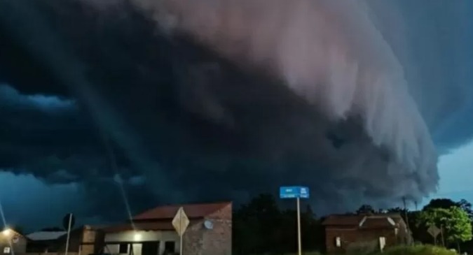 Fenômeno de 'super nuvem' impressiona em Tocantins