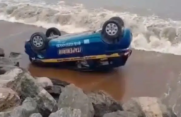 Carro de autoescola cai na praia após aluna confundir pedais no ES