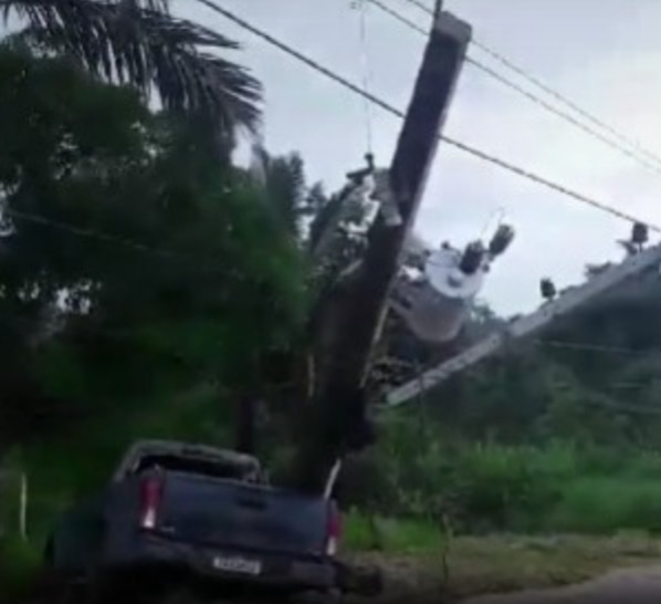 Motorista perde controle do carro e atinge poste na AM-010
