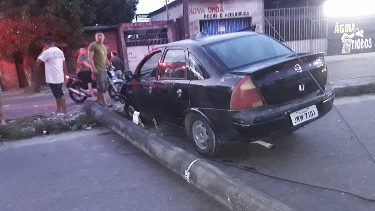 Carro 'arranca' poste durante acidente na Av. Cosme Ferreira