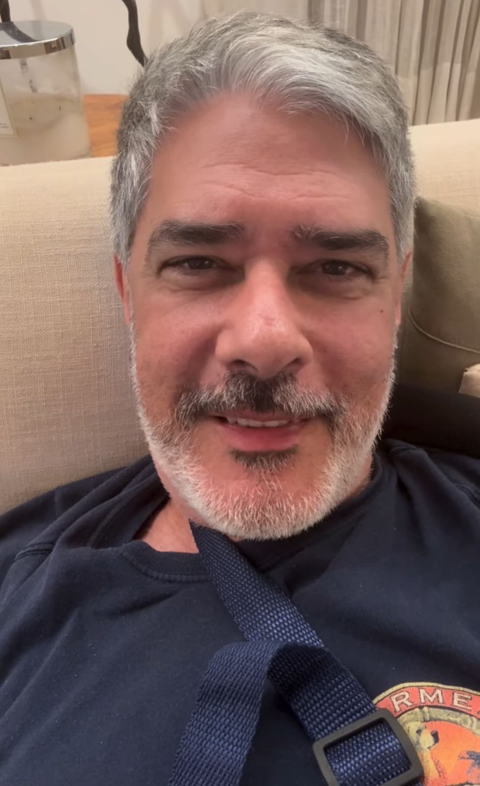 William Bonner explica acidente após mostrar braço imobilizado