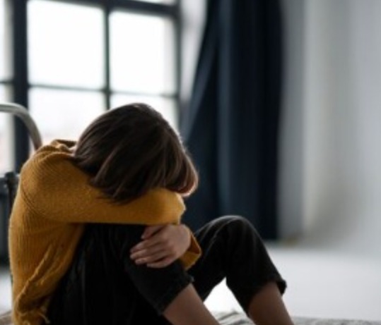 Mãe abandona a própria filha com deficiência e é procurada pela polícia