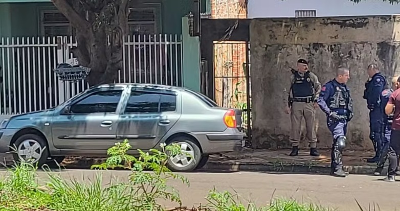 Pai mata filha de 3 anos a tiros e abandona corpo em carro