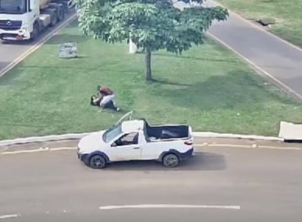 Câmera flagra agressão de homem contra mulher com bebê no colo