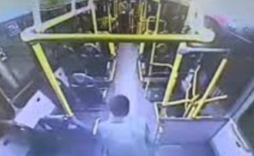 Motorista de ônibus é agredida na cabeça com cano por passageiro