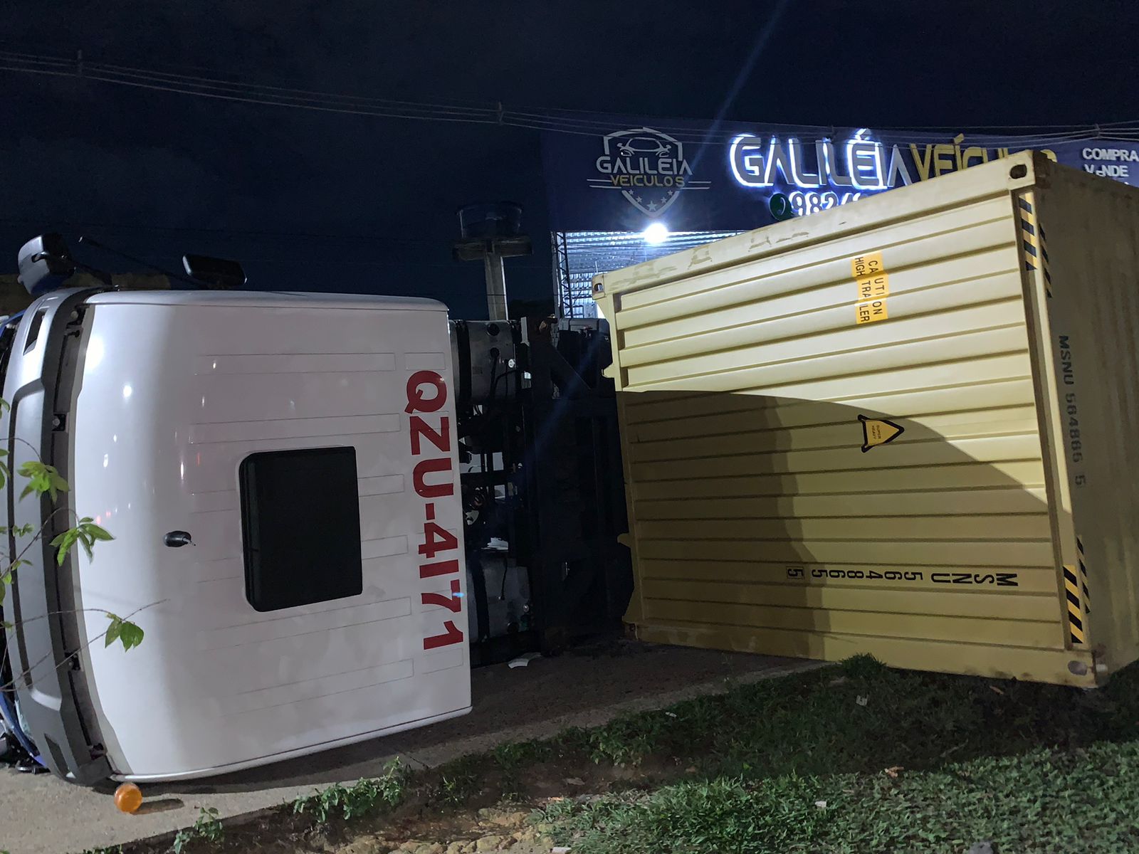 Carreta tomba durante manobra em avenida de Manaus