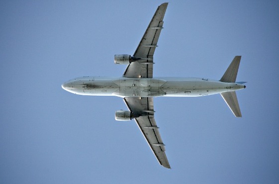 Avião da Latam faz pouso forçado em Brasília após declarar emergência 