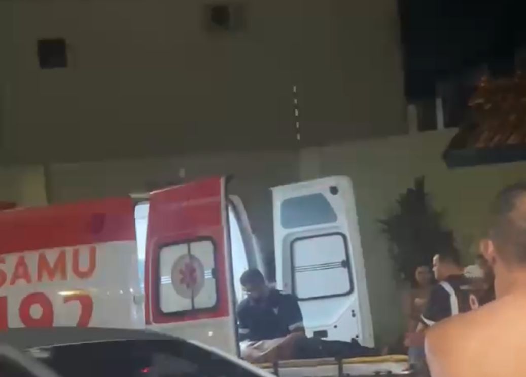 Motociclista perde a direção e colide na traseira de caminhonete em Manaus