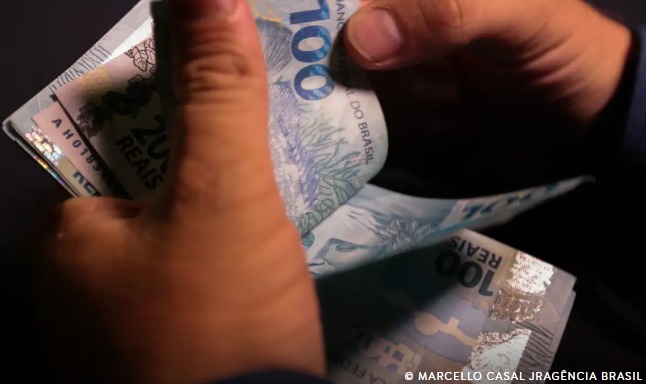 Lula sanciona regra que limita aumento do salário mínimo; veja valor