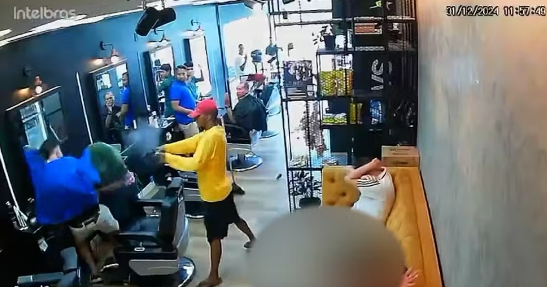 Policial é baleado dentro de barbearia durante assalto 