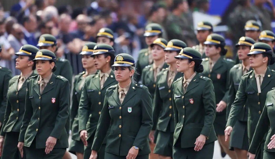 Sete mil mulheres se alistam no serviço militar em 2 dias
