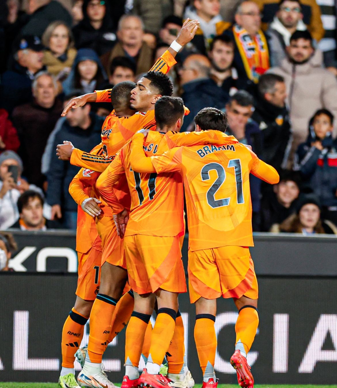 Vini Jr é expulso por agredir goleiro no jogo contra o Valencia