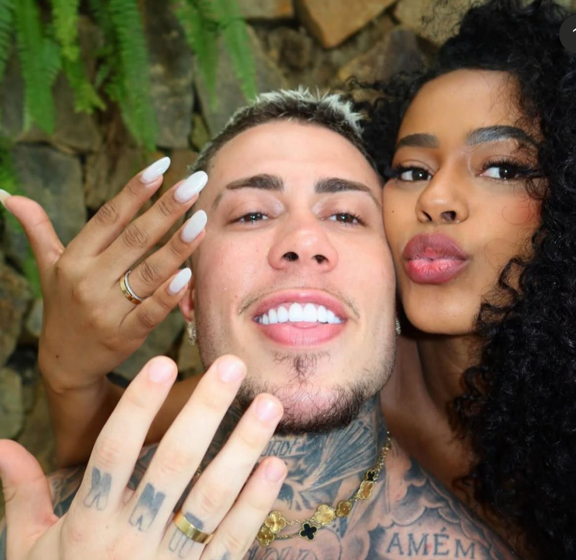 Com helicóptero e 365 flores, MC Daniel pede Lorena Maia em casamento