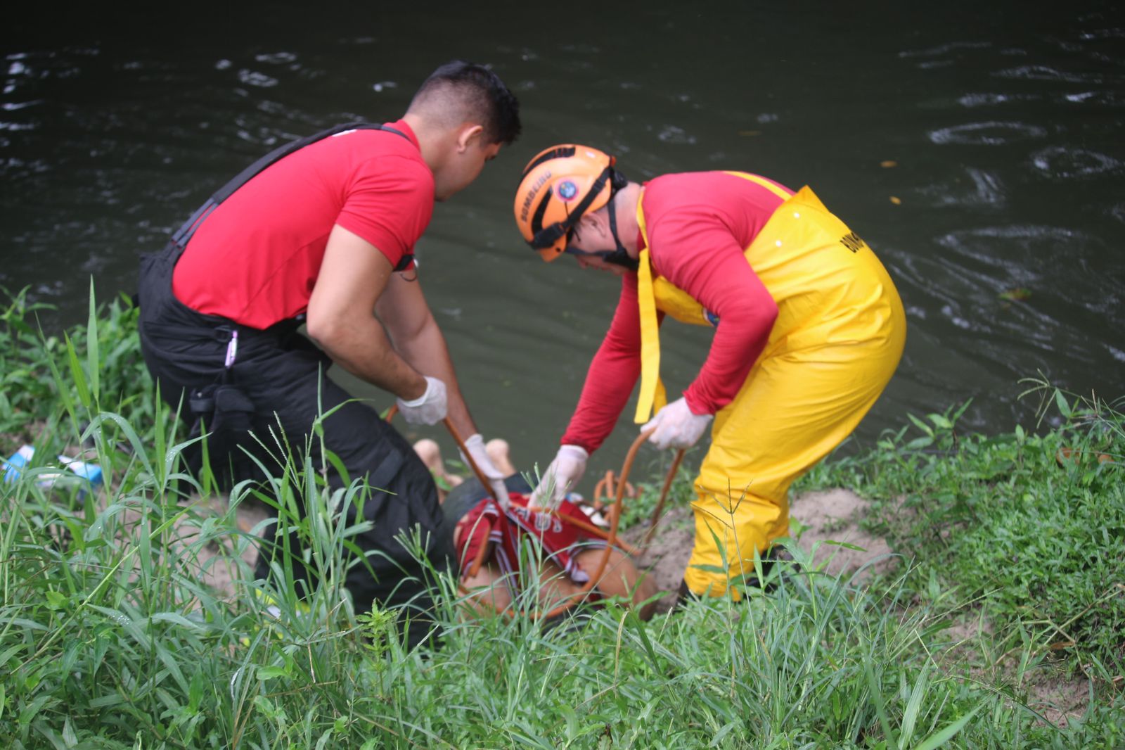 Polícia revela que homem achado no Mindu foi alvo de emboscada; confira