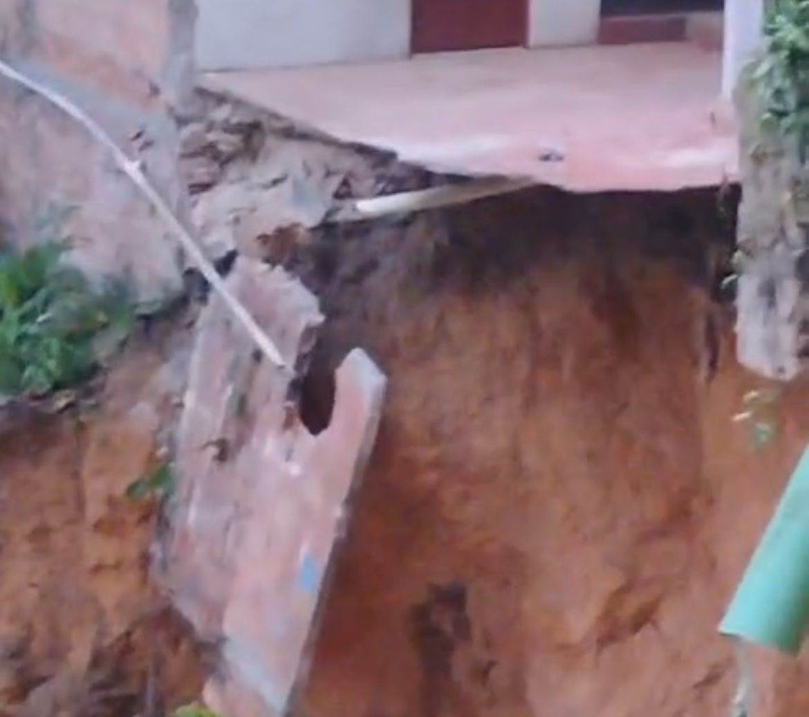 Chuva causa deslizamentos de barrancos em Manaus nesta segunda-feira