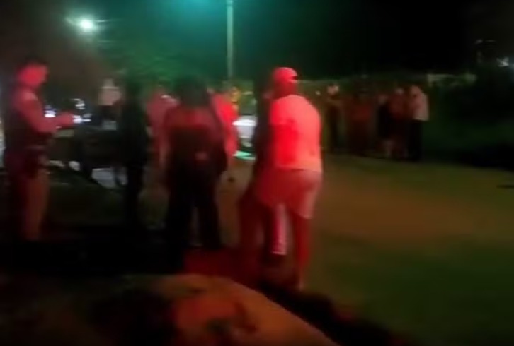 Homem chega de viagem e encontra cadáver no banheiro de casa