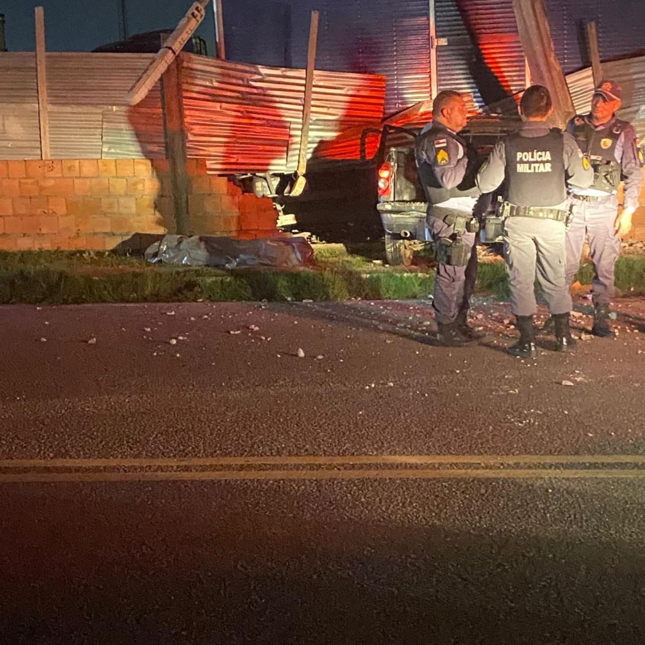 Motorista morre em acidente após colidir com muro e poste no Santo Antônio