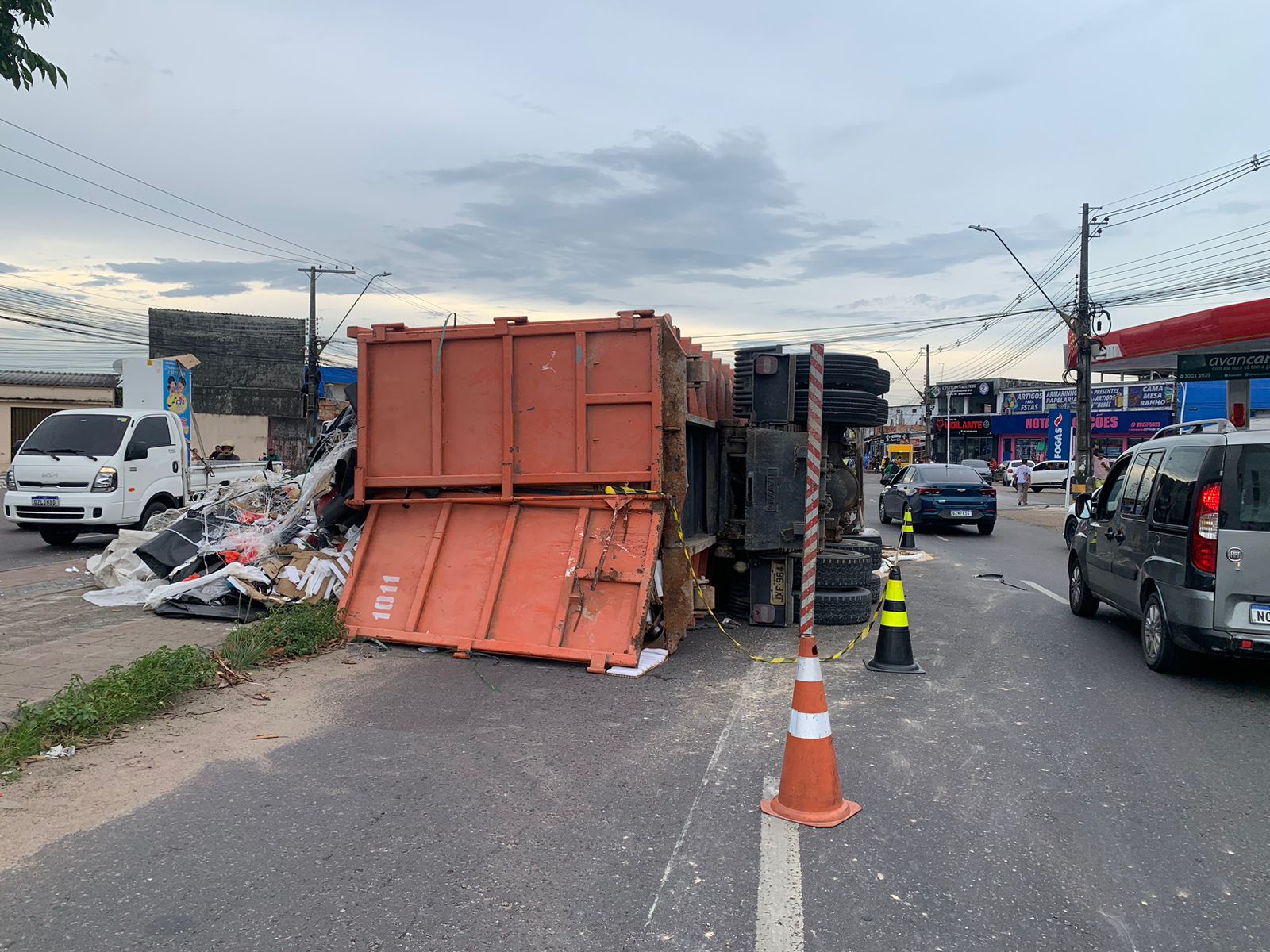 Carreta carregada de entulho tomba em rotatória de Manaus