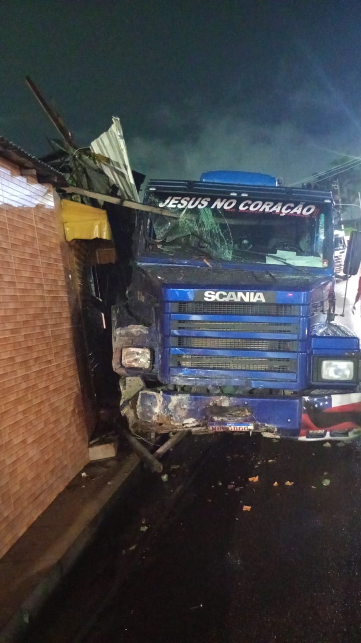 Carreta desgovernada destrói comércios em Manaus