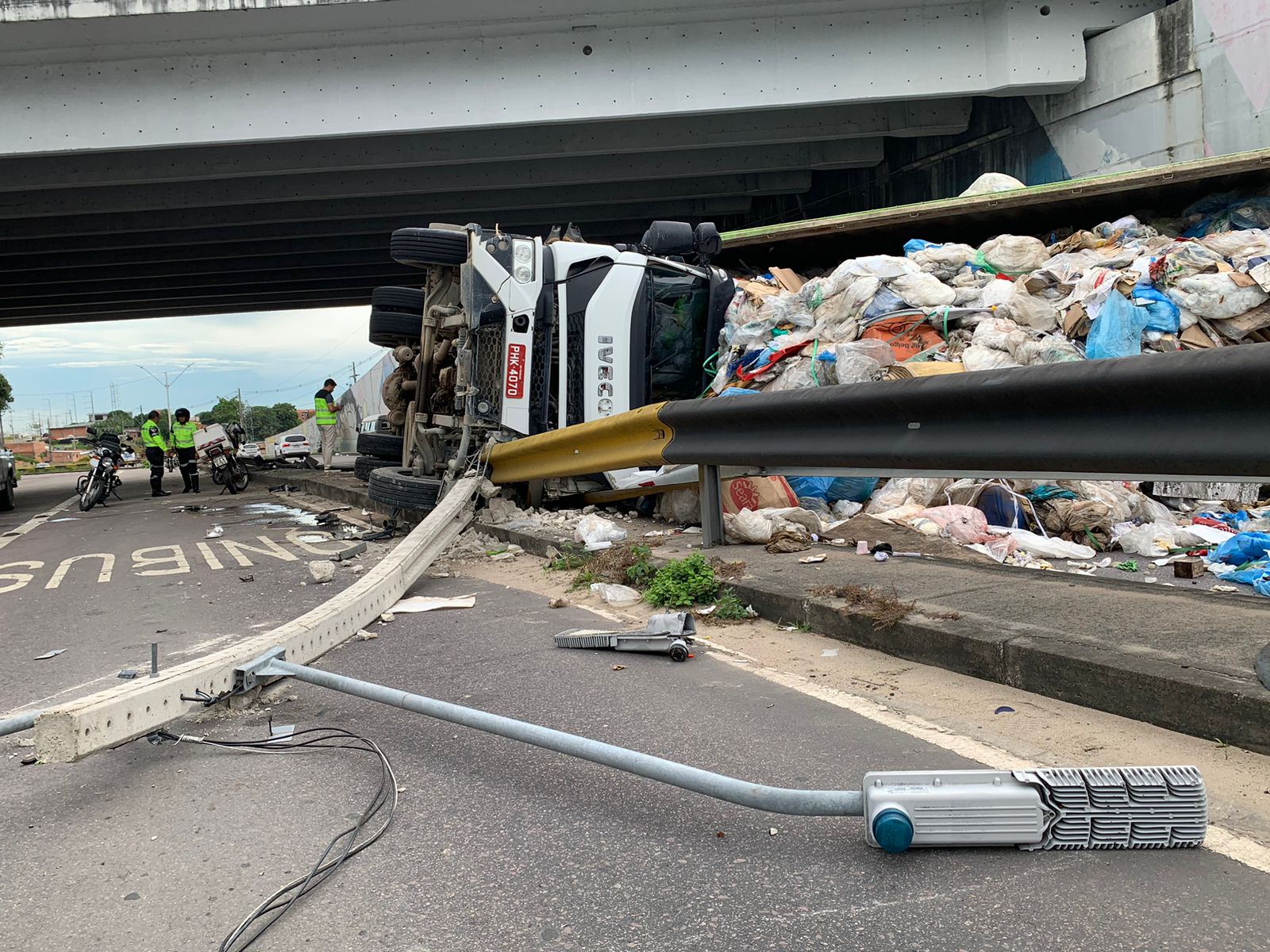 Carreta desgovernada tomba na Avenida das Torres e espalha lixo pela via