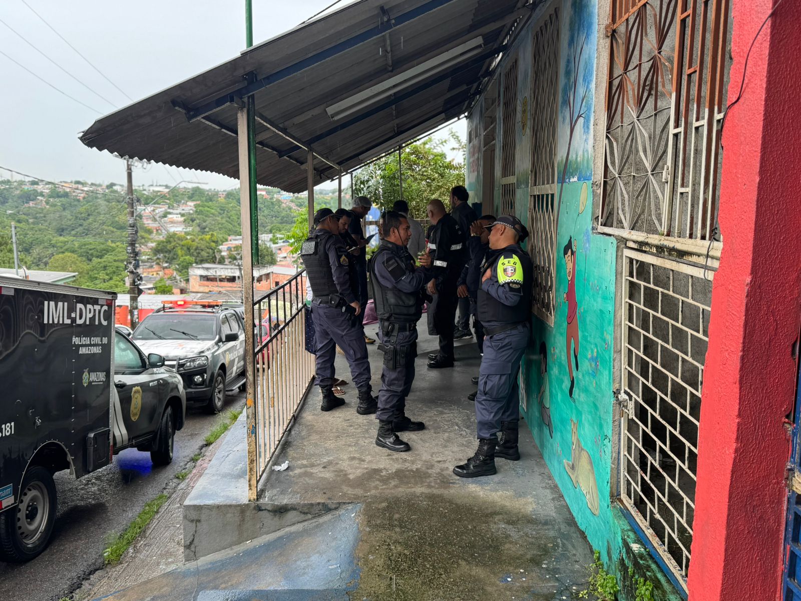 Jovem é achado morto na frente de escola no Mauazinho